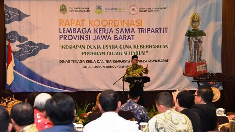Ridwan Kamil Kukuhkan Pengurus LKS Tripartit Jabar 2018-2021