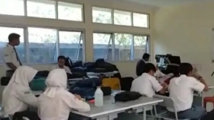 Duh...Jalani UNBK, SMKN 2 Cibinong Pinjam Laptop Murid