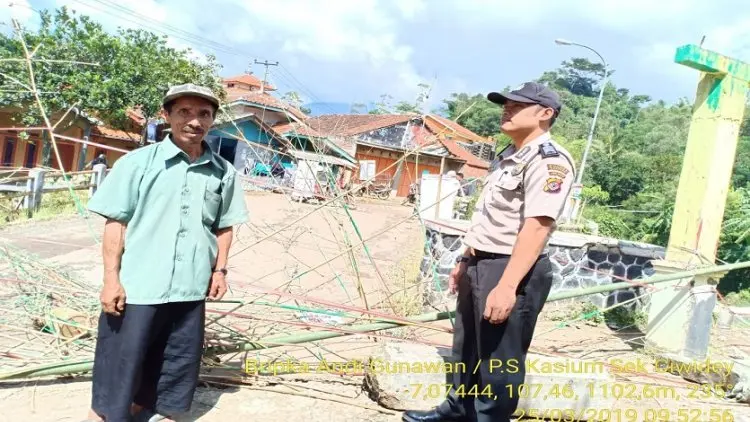 Jembatan Penghubung Desa di Ciwidey Ambruk