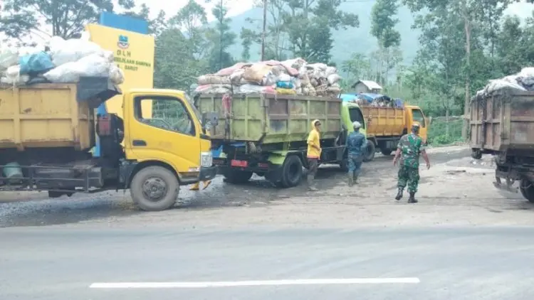 Akses ke TPA Rusak, Truk Sampah Antre 4 Jam