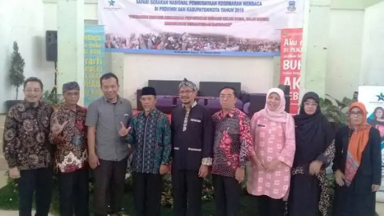 Anak-anak Lebih Suka Main Ponsel Ketimbang Membaca