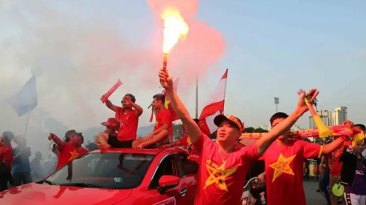 Suporter Vietnam 'Teror' Timnas U-23 dengan Flare