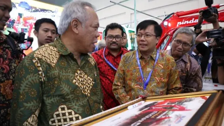 Pindad Produksi Ekskavator Mini