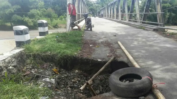 Jalan Utama Cianjur Amblas Sepanjang 50 Meter