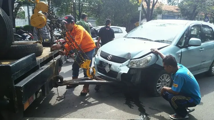Bule Asal Inggris Tabrak Dua Pelajar SMP di Jalan Supratman