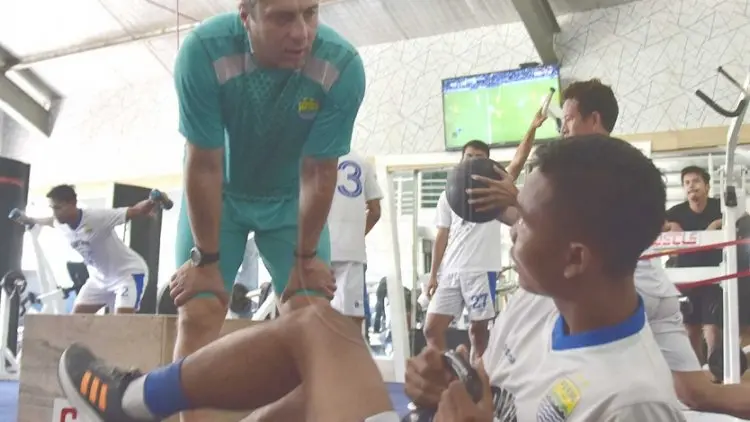 Latihan Bareng Senior, Jardel Siap Kerja Keras