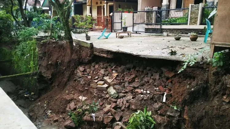Tanggul Ambruk, Warga Berharap Segera Diperbaiki