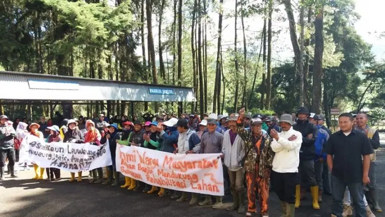 Warga Pangalengan Gotong Royong Cegah Banjir Susulan
