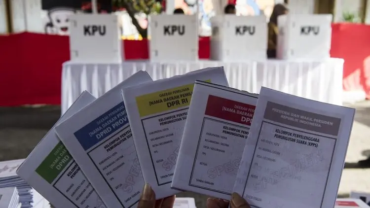 Warga Kampung Naga Kesulitan Lipat Surat Suara