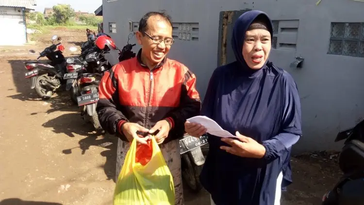 Pasutri Ini Rela Basah Kuyup Tembus Banjir demi Datang ke TPS