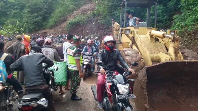 Longsor Kembali Landa Cisewu, Jalur Garut-Pangalengan Terputus