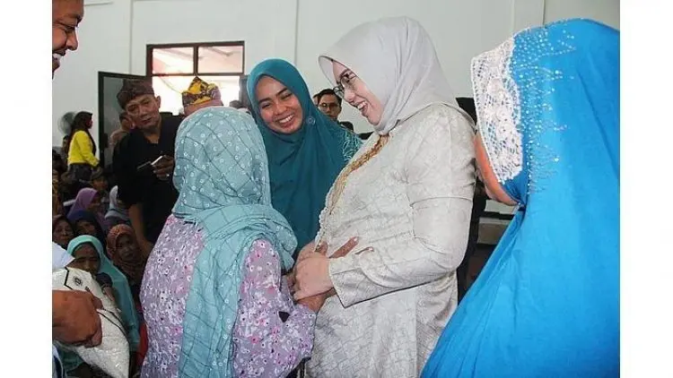 Hamil Besar, Bupati Purwakarta Berjalan ke TPS
