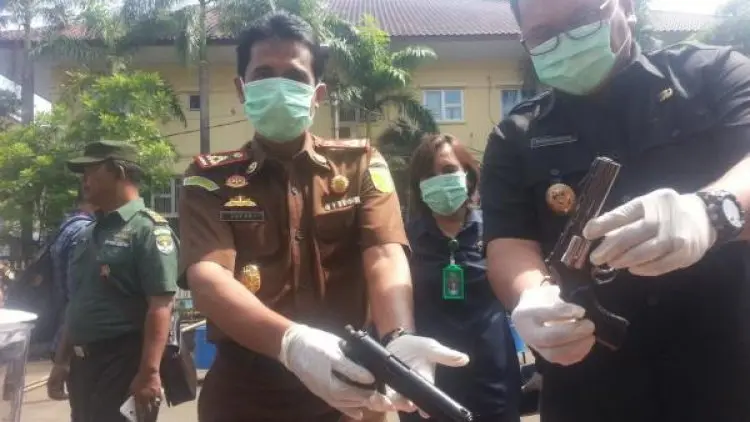 10 Senjata Api Hasil Kejahatan Dimusnahkan Kejari Depok