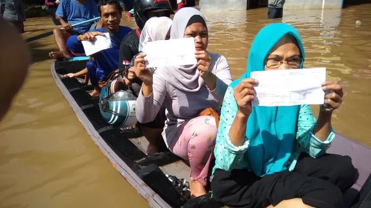 Banjir Menerjang, Warga Bojong Asih Antusias 'Nyoblos' 