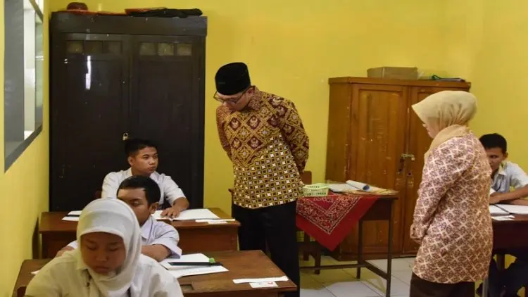 Ridwan Kamil Pantau UN di SLBN A Kota Bandung