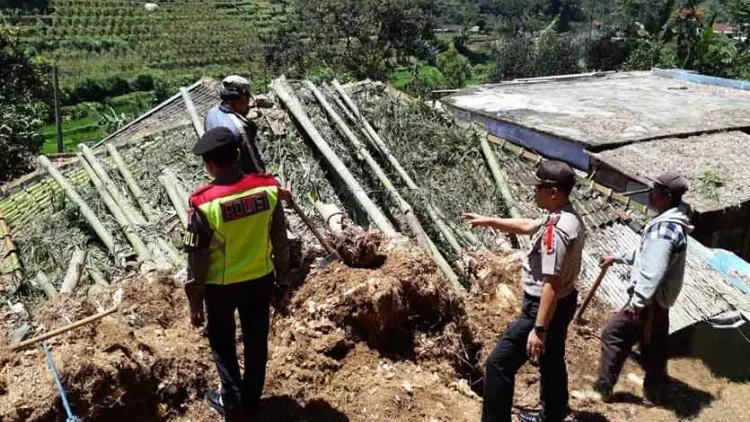 Dua Rumah Warga Diterjang Longsoran Rumpun Bambu di Ciwidey