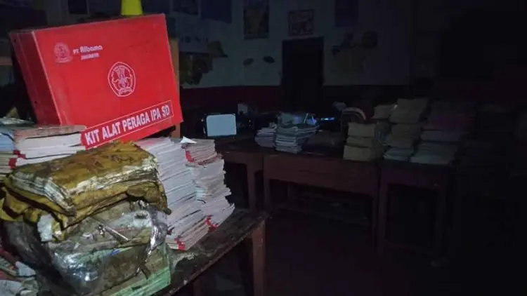 Buku-buku di SDN 106 Aji Tunggal Rusak