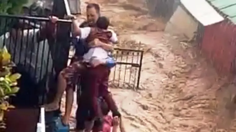 Video: Banjir Bandang Cijambe, Tim SAR dan Warga Bantu Evakuasi