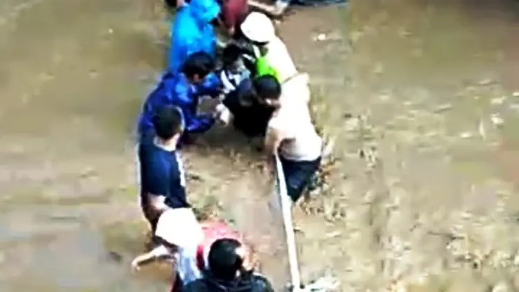 Tanggul Jebol Bikin Warga Cijambe Ujungberung Panik