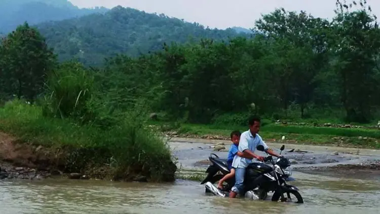 Warga Tiga Desa Ini Nyebrang Sungai Seperti Antarkan Nyawa