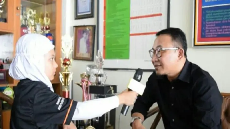Ketika Siswa-siswi SD Darul Hikam Asyik Belajar Broadcasting