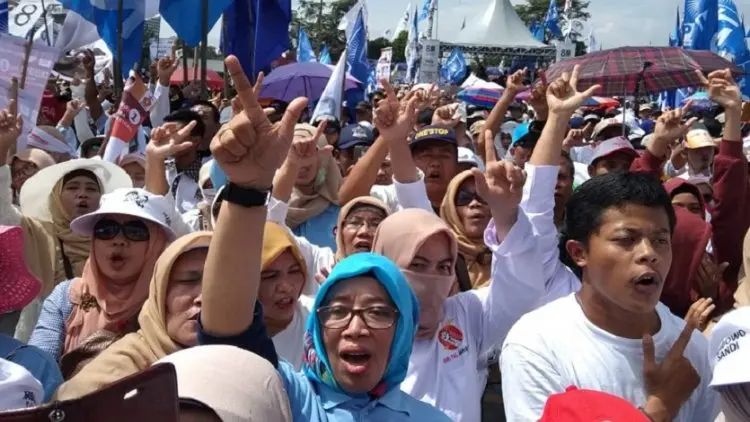 Di Stadion Sidolig, Ribuan Relawan Antusias Menunggu Duet Prabowo-AHY