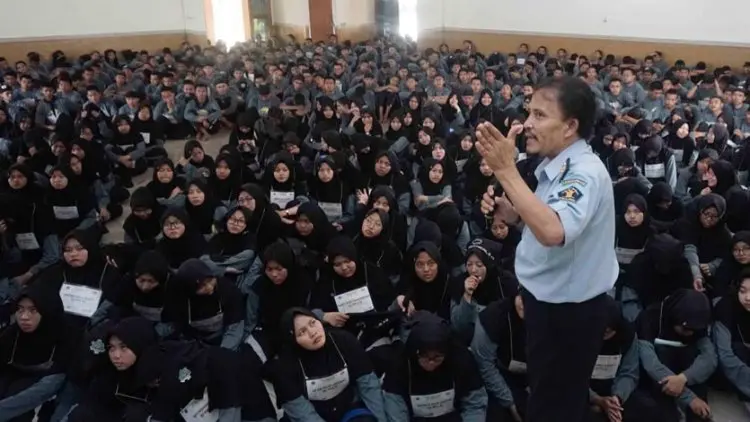 SMKN 1 Cimahi Bina Fisik dan Mental Siswa Hadapi Dunia Kerja