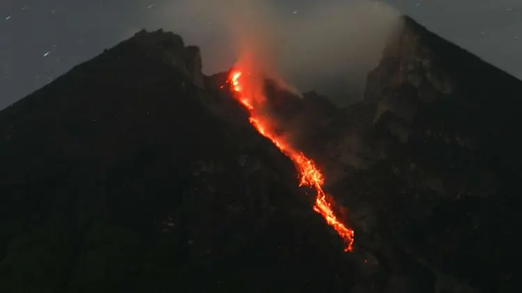 Gunung Merapi Luncurkan Tiga Guguran Lava