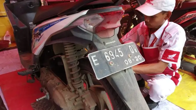 Bengkel Resmi Honda Bantu Korban Banjir Indramayu