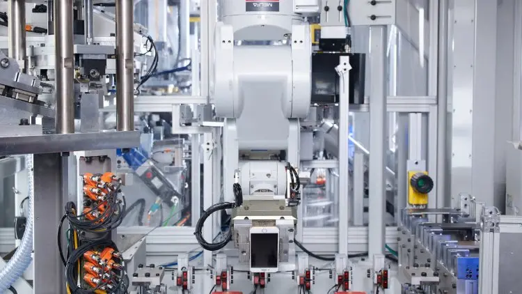 Apple Gunakan Robot untuk Bongkar iPhone Bekas