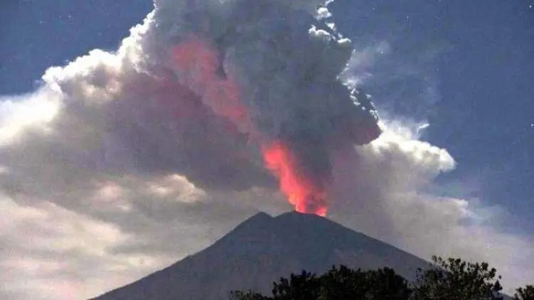 Gunung Agung Meletus Dengan Kolom Abu Tiga Kilometer