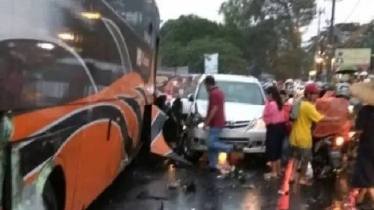 Sehari Dua Bus Rem Blong di Jalur Puncak, 15 Orang Terluka