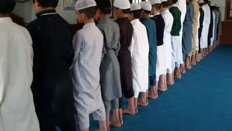 Lurus dan Rapatkan Shaf: Sunah yang Ditinggalkan