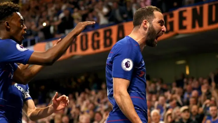 Heboh, Selebrasi Higuain di Dada Fans Wanita Chelsea