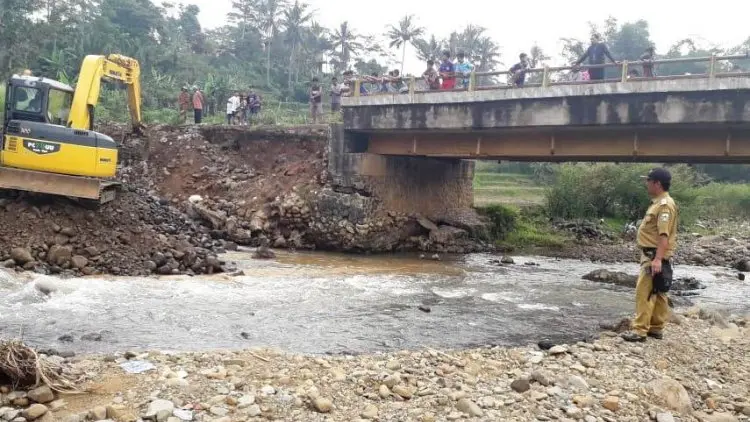Ih Serem... Jembatan Cikopeng di Garut Terancam Roboh