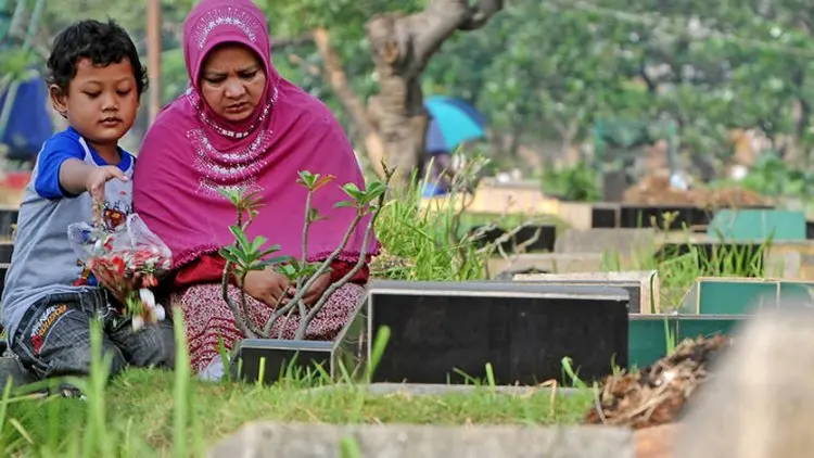 Jelang Ramadan: Hukum Ziarah Kubur dan Adabnya