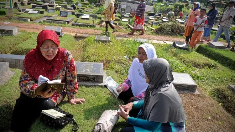 Jelang Ramadan: Hukum Ziarah Kubur dan Adabnya