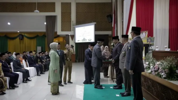 315 PNS Pemkab Bandung Menerima Satyalancana Karya Satya