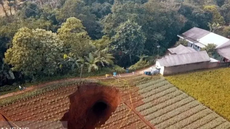 Ini Penyebab Munculnya Lubang Raksasa di Sukabumi