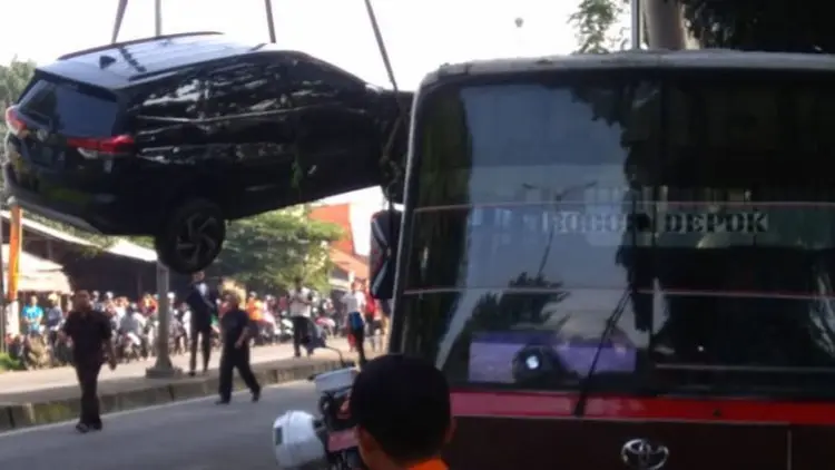 Duh...Warga Sewa Crane Sendiri Angkat Dua Mobil Korban Longsor Sukaraja