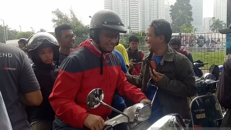 Kisah Anies Baswedan Gemar Tur Naik Vespa