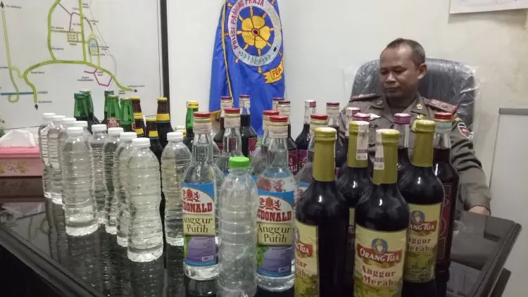 Satpol PP Purwakarta Memburu Pedagang Miras Jelang Puasa
