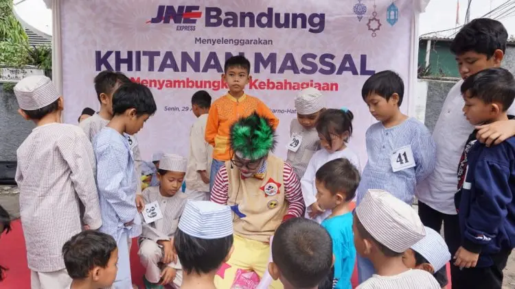 Sambut Bulan Suci, JNE Bandung Adakan Khitanan Masal