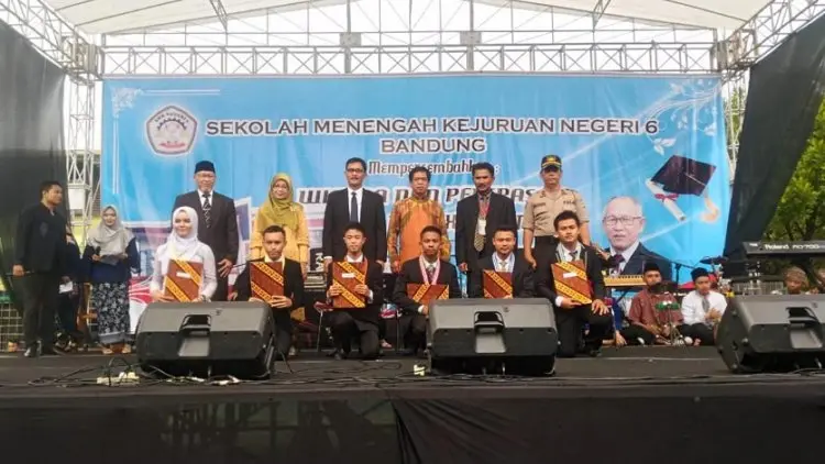 SMKN 6 Bandung Mewisuda 925 Siswa