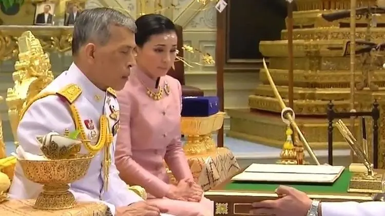 Raja Thailand Nikahi Pengawal Pribadinya