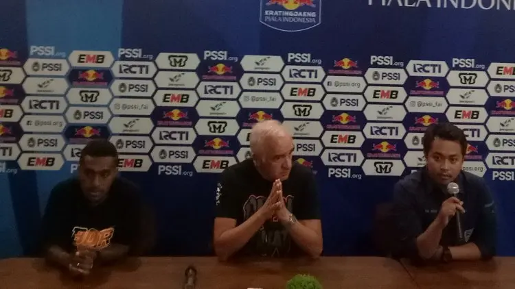 Persib Dibesut Rene Alberts, Gomez: Bukan Urusan Kita!