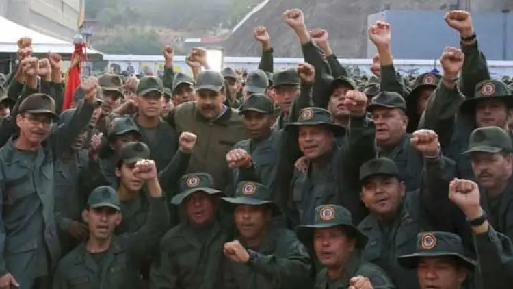 Presiden Maduro Berpose Bersama Para Serdadu