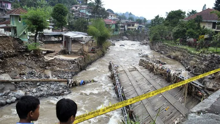Warga Megamendung Patungan Bangun Jembatan Darurat