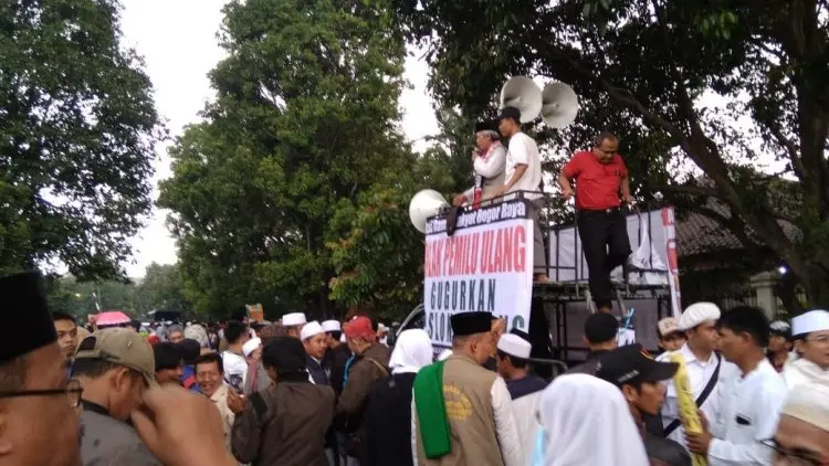 Kantor KPU Bogor Digeruduk Ribuan Massa