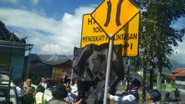 Rambu-rambu Bahaya di Perlintasan KA Garut Ditambah